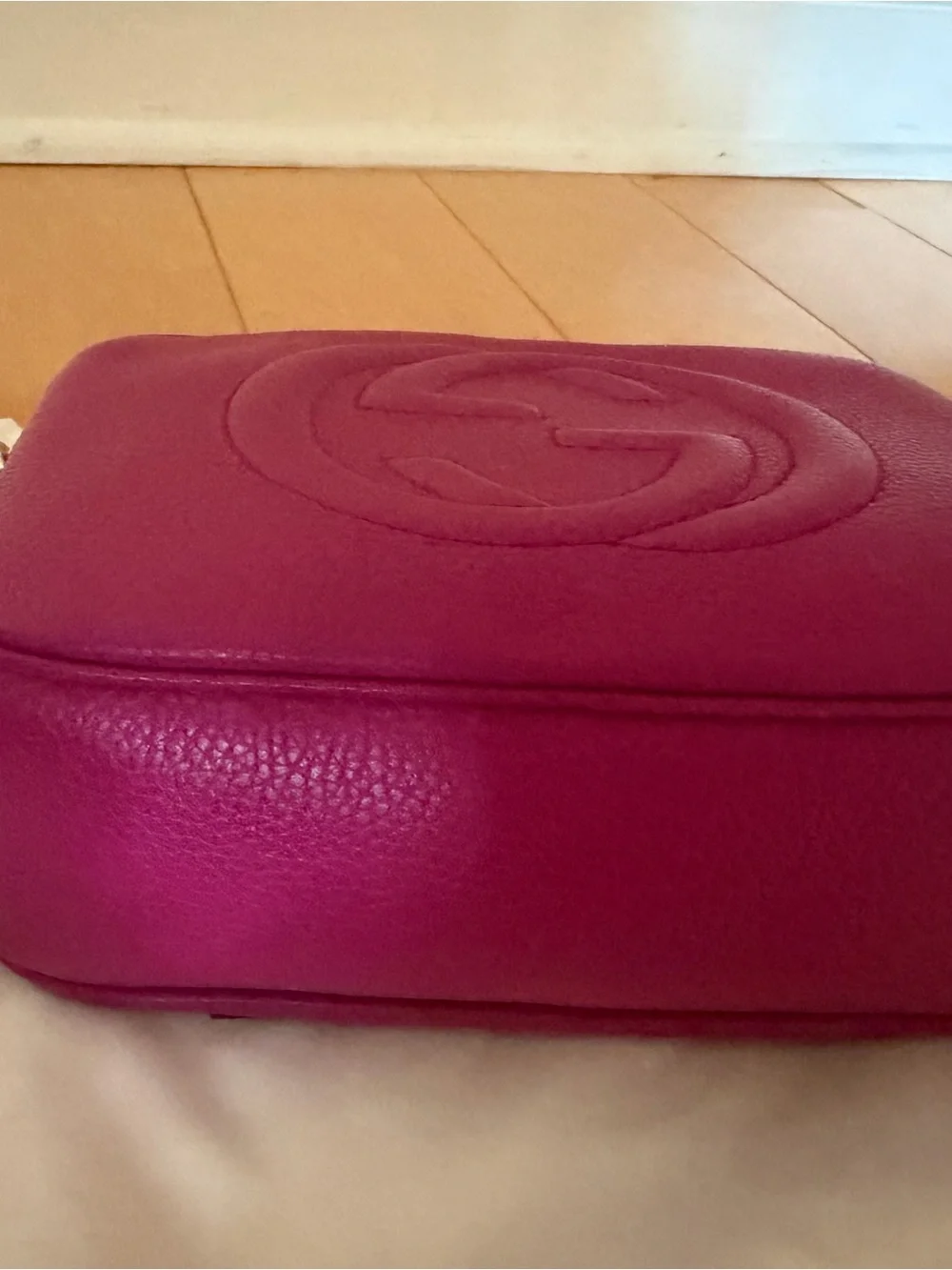 Authentic Gucci Soho Disco Crossbody Bag Fuchsia Pebbled Leather Tassel GG Logo - Picture 2 of 7